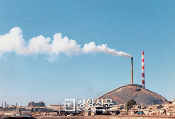 충남 서천군 장항제련소의 옛 모습. 장항제련소는 1936년 가동을 시작했으며 1989년 용광로가 폐쇄될 때까지 가동됐다. 환경부 한국환경공단은 옛 장항제련소 주변에 대한 중금속 토양오염 정화사업의 하나로 토양복원 사업을 추진하고 있다. 연합