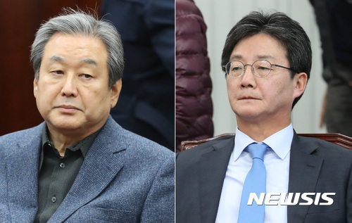 【서울=뉴시스】이영환 기자 = 5일 오후 서울 여의도 국회 바른정당 회의실에서 열린 의원총회에 참석한 김무성 의원과 유승민 의원이 자리에 앉아 있다. 2017.11.05.  20hwan@newsis.com