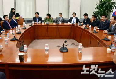 1일 오후 국회에서 열린 바른정당 의원총회에 주호영 대표 권한대행 겸 원내대표, 김무성 의원, 유승민 의원 등이 참석하고 있다. (사진=윤창원 기자)