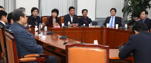 바른정당 의원들이 5일 밤 서울 여의도 국회에서 의원총회를 열기에 앞서 자리에 앉아 있다. 바른정당은 이날 의총에서 전당대회 연기와 자유한국당과의 통합 등 당내 현안에 대해 논의했다. 왼쪽부터 김무성·이혜훈·박인숙·황영철·강길부·유승민 의원, 진수희 최고위원, 하태경 의원.연합뉴스