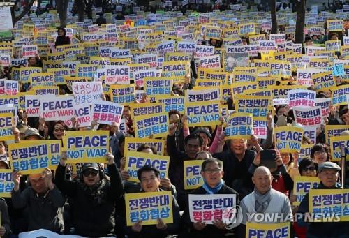 (서울=연합뉴스) 이정훈 기자 = 5일 오후 서울 광화문 세종로공원에서 열린 '트럼프 방한 즈음 시민평화행동 Peace Sunday'의 집회에서 참가자들이 전쟁반대와 평화협상을 촉구하고 있다. 2017.11.5  uwg806@yna.co.kr  (끝)
