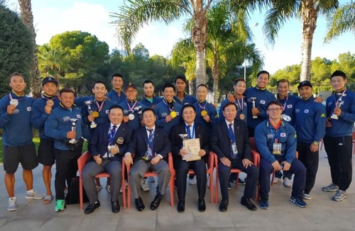 메달을 들고 기뻐하는 한국 남자 보디빌딩 대표팀 선수단.[대한보디빌딩협회 제공=연합뉴스]