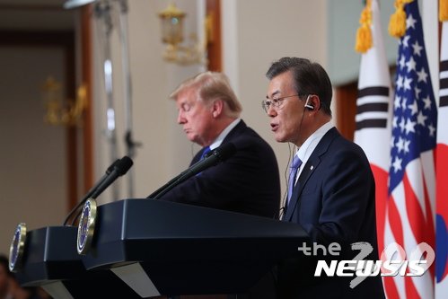 문재인 대통령과 도널드 트럼프 미 대통령이 7일 청와대 본관 충무실에서 공동기자회견을 하고 있다. /사진=뉴시스