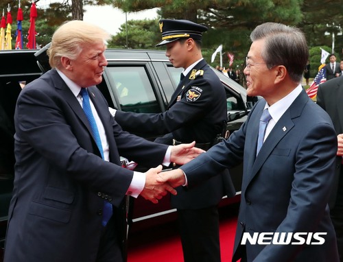 【서울=뉴시스】전진환 기자 = 도널드 트럼프 미국 대통령이 7일   청와대에 도착해 문재인 대통령과 인사를 나누고 있다. 2017.11.07. amin2@newsis.com