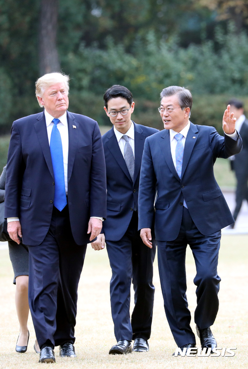 【서울=뉴시스】전진환 기자 = 문재인 대통령이 도널드 트럼프 미국 대통령과 7일 오후 청와대에서 확대정상회담을 마치고 녹지원을 산책하고 있다. 2017.11.07.  amin2@newsis.com