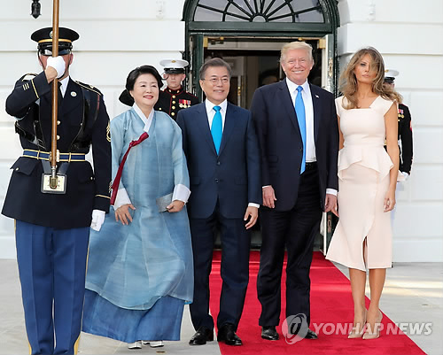(워싱턴=연합뉴스) 김주형 기자 = 문재인 대통령과 부인 김정숙 여사가 29일 오후(현지시간) 상견례 및 만찬을 위해 백악관에 도착해 도널드 트럼프 미국 대통령과 부인 멜라니아 여사를 만나 기념촬영하고 있다. 2017.6.30  kjhpress@yna.co.kr  (끝)