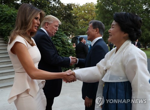 (워싱턴=연합뉴스) 김주형 기자 = 문재인 대통령과 부인 김정숙 여사가 29일 오후(현지시간) 백악관에서 열린 만찬을 마치고 도널드 트럼프 미국 대통령과 부인 멜라니아 여사와 악수하고 있다. 2017.6.30 kjhpress@yna.co.kr