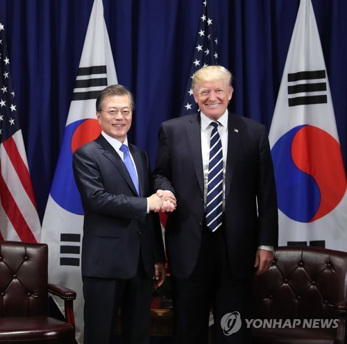 (뉴욕=연합뉴스) 김주형 기자 = 문재인 대통령과 도널드 트럼프 미국 대통령이 21일 오전(현지시간) 미국 뉴욕 롯데 팰리스 호텔에서 '한-미 정상회담'에서 인사하고 있다. 2017.9.22 kjhpress@yna.co.kr