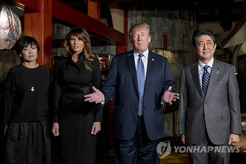 (도쿄 AP=연합뉴스) 일본을 방문한 도널드 트럼프 미국 대통령(오른쪽 두번째)과 부인 멜라니아 여사(왼쪽 두번째)가 아베 신조 일 총리(오른쪽)와 부인 아키에 여사(왼쪽)와 함께 5일(현지시간) 도쿄 긴자의 철판구이 전문점 '우카이테이'에서 와규 스테이크와 새우구이 등으로 만찬을 하기 전 기자들에게 포즈를 취하고 있다. ymarshal@yna.co.kr