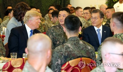 (서울=연합뉴스) 문재인 대통령과 도널드 트럼프 미국 대통령이 7일 경기 평택의 주한 미군기지인 캠프 험프리스에서 한미 양국 군 장병들과 오찬을 함께하고 있다. 2017.11.7 [사진공동취재단=연합뉴스]  photo@yna.co.kr  (끝)