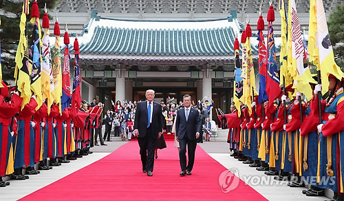 (서울=연합뉴스) 배재만 기자 = 문재인 대통령과 도널드 트럼프 미국 대통령이 7일 오후 청와대에서 열린 공식환영식에서 의장대를 사열하고 있다.     scoop@yna.co.kr