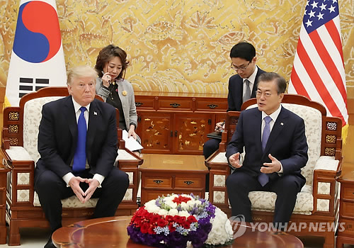 (서울=연합뉴스) 배재만 기자 = 문재인 대통령과 도널드 트럼프 미국 대통령이 7일 오후 청와대 접견실에서 단독 정상회담을 열고 있다.    scoop@yna.co.kr