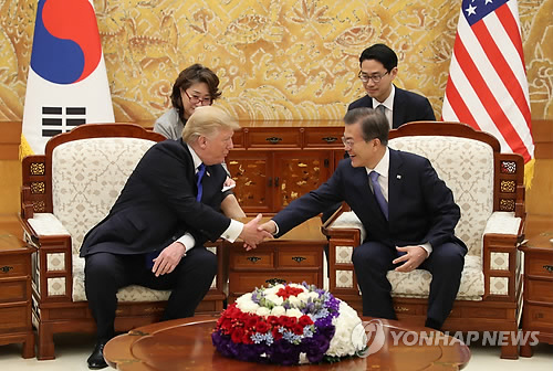 (서울=연합뉴스) 배재만 기자 = 문재인 대통령과 도널드 트럼프 미국 대통령이 7일 오후 청와대 접견실에서 단독 정상회담을 열기 앞서 인사하고 있다.     scoop@yna.co.kr