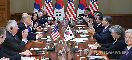 (서울=연합뉴스) 김주형 기자 = 도널드 트럼프 미국대통령이 7일 오후 청와대 본관 집현실에서 열린 문재인 대통령과의 확대 정상회담에서 발언하고 있다.     kjhpress@yna.co.kr