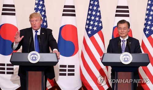(서울=연합뉴스) 배재만 기자 = 문재인 대통령과 도널드 트럼프 미국 대통령이 7일 오후 청와대에서 열린 한미 공동 기자회견에서 기자들의 질문에 답하고 있다. 2017.11.7      scoop@yna.co.kr