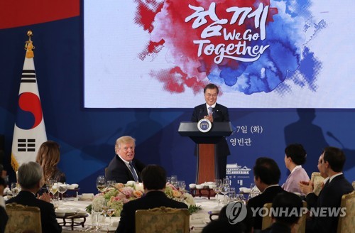 (서울=연합뉴스) 김주형 기자 = 문재인 대통령이 7일 오후 청와대 영빈관에서 열린 도널드 트럼프 미국 대통령 내외 초청 국빈만찬에서 만찬사를 하며 밝은 표정을 하고 있다. 2017.11.7      kjhpress@yna.co.kr