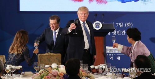 (서울=연합뉴스) 김주형 기자 = 문재인 대통령 내외와 도널드 트럼프 미국 대통령 내외가 7일 오후 청와대 영빈관에서 열린 국빈만찬에서 건배하고 있다. 2017.11.7      kjhpress@yna.co.kr