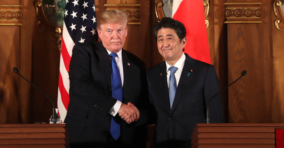도널드 트럼프 미국 대통령이 6일 도쿄 아카사카궁에서 아베 신조 일본 총리와 정상회담을 마친 후 공동 기자회견을 가지며 악수하고 있다. [AP=연합뉴스]