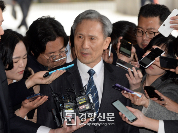 김관진 전 국방부 장관이 이명박 정부 시절 사이버사의 댓글 공작에 관여한 혐의로 피의자 조사를 받기 위해 7일 서울 서초동 서울중앙지검에 출석하며 기자들의 질문을 받고 있다. 권도현 기자 lightroad@kyunghyang.com