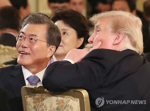 (서울=연합뉴스) 김주형 기자 = 문재인 대통령과 도널드 트럼프 미국 대통령 내외가 7일 오후 청와대 영빈관에서 열린 국빈만찬에서 지난 워싱턴 방문때의 사진을 보고 있다. 2017.11.7      kjhpress@yna.co.kr