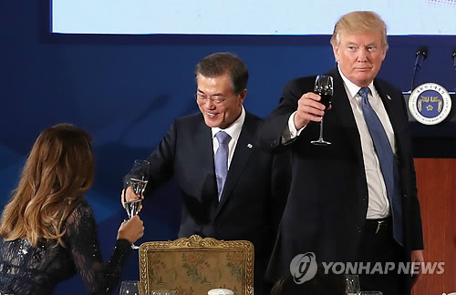 (서울=연합뉴스) 김주형 기자 = 문재인 대통령 내외와 도널드 트럼프 미국 대통령 내외가 7일 오후 청와대 영빈관에서 열린 국빈만찬에서 건배하고 있다. 2017.11.7      kjhpress@yna.co.kr