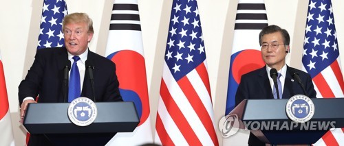 (서울=연합뉴스) 김주형 기자 = 문재인 대통령과 도널드 트럼프 미국 대통령이 7일 오후 청와대에서 한미 공동 기자회견에서 정상회담에서 논의된 내용을 설명하고 있다. 2017.11.7      kjhpress@yna.co.kr