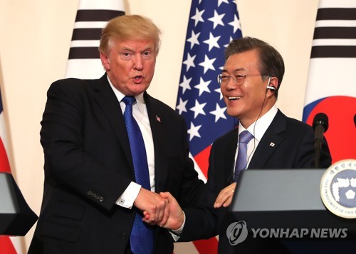 (서울=연합뉴스) 배재만 기자 = 문재인 대통령과 도널드 트럼프 미국 대통령이 청와대에서 열린 공동기자 회견에서 악수하고 있다.     scoop@yna.co.kr