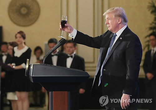 (서울=연합뉴스) 김주형 기자 = 도널드 트럼프 미국 대통령이 7일 오후 청와대영빈관에서 열린 문재인 대통령 초청 국빈만찬에서 건배 제의를 하고 있다. 2017.11.7      kjhpress@yna.co.kr
