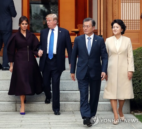 (서울=연합뉴스) 배재만 기자 = 문재인 대통령과 부인 김정숙 여사, 도널드 트럼프 미국 대통령과 부인 멜라니아 여사가 7일 오후 청와대 상춘재에서 차담회를 마친 뒤 나오고 있다. 2017.11.7      scoop@yna.co.kr