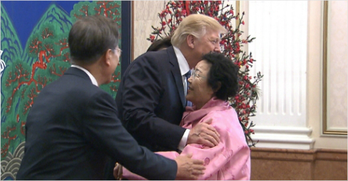 포옹을 하고 있는 도널드 트럼프 미국 대통령과 위안부 피해자 이용수 할머니 (사진=청와대 영상 캡처)