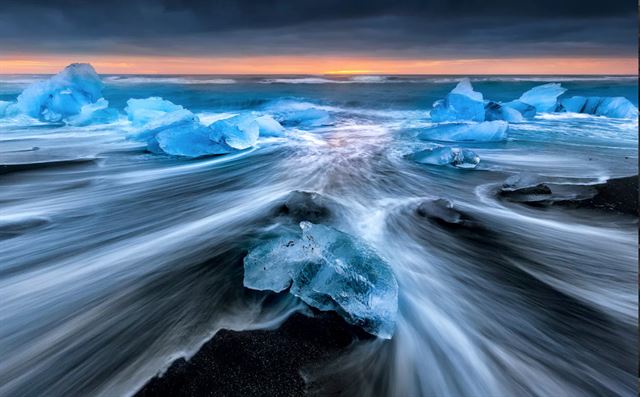 아이슬란드 요쿨살론의 파란 얼음.