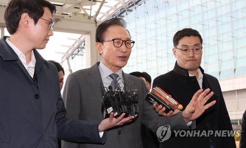 (영종도=연합뉴스) 하사헌 기자 = 이명박 전 대통령이 바레인을 방문하기 위해 12일 오후 인천공항을 통해 출국하기에 앞서 '적폐청산'에 대한 입장을 밝히고 있다. 2017.11.12