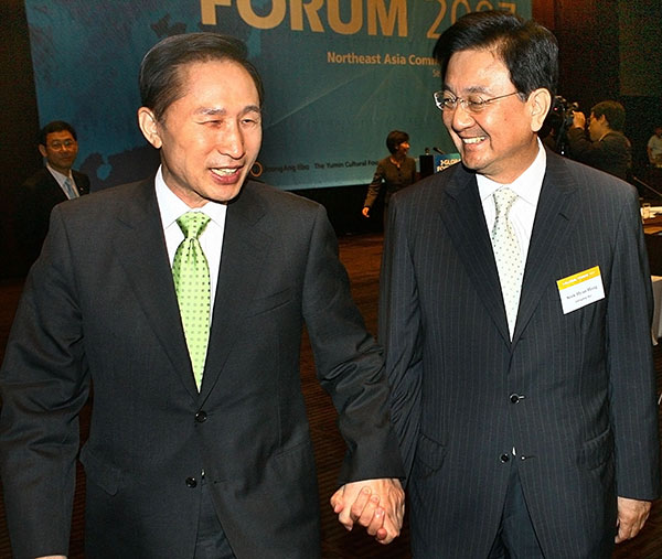 ⓒ연합뉴스 2007년 9월10일 ‘J-글로벌 포럼 2007’에 참석한 이명박 당시 한나라당 대선 후보와 홍석현 <중앙일보 > 회장(오른쪽)이 손을 맞잡고 활짝 웃고 있다.
