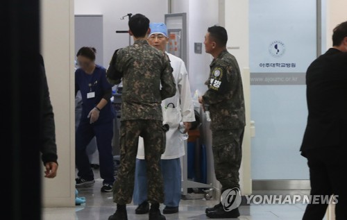 (수원=연합뉴스) 홍기원 기자 = 13일 저녁 경기 수원 아주대병원에서 이국종 교수(가운데)와 군 관계자가 JSA로 귀순하다 북한군의 총격으로 부상을 입은 북한군 병사의 상태에 대해  이야기를 나누고 있다.      xanadu@yna.co.kr