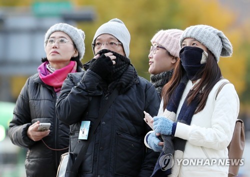 (서울=연합뉴스) 윤동진 기자 = 오후부터 찬바람이 불며 기온이 떨어질 것으로 예보된 14일 오후 서울 세종대로 사거리에서 털모자를 쓴 관광객이 보행신호를 기다리고 있다. 2017.11.14      mon@yna.co.kr