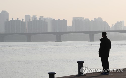 (서울=연합뉴스) 이지은 기자 = 중서부지역을 중심으로 미세먼지 농도가 높게 나타난 14일 오전 서울 여의도 한강공원에서 시민이 산책을 하고 있다. 2017.11.14      jieunlee@yna.co.kr