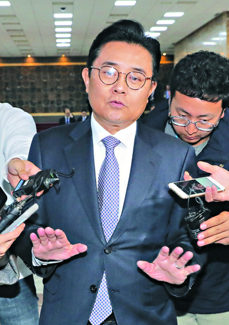 전병헌 청와대 정무수석이 14일 오전 서울 여의도 국회 운영위원회 전체회의에 참석했다가 기자들의 질문에 답하고 있다. 뉴시스