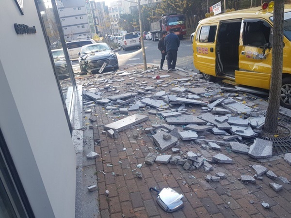 [속보] "현재 포항 지진 피해 경상 4명, 구조 17건" | 인스티즈