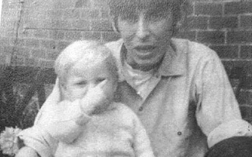 왼쪽은 49년 전 사망한 폴 부스(당시 생후 18개월), 오른쪽은 폴의 의붓아버지이자 폴을 죽게 한 혐의를 받고 있는 데이비드 디어러브. 2015년 디어러브가 자신의 페이스북에 올린 사진.