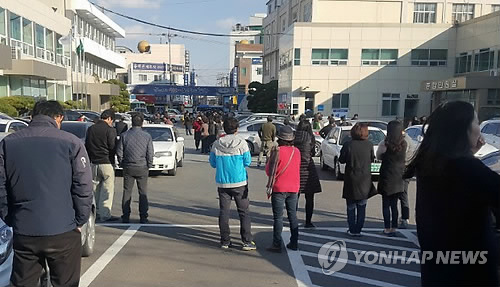 (포항=연합뉴스) 15일 오후 2시 29분께 경북 포항시 북구 북쪽 6㎞ 지점에서 규모 5.4 지진이 발생했다. 긴급 대피한 포항 시민들이 포항 북구청 인근에 몰려 나와 있다. 2017.11.15 [독자 김철호씨 제공=연합뉴스]