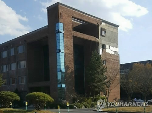 (서울=연합뉴스) 15일 오후 2시 29분께 경북 포항시 북구 북쪽 6㎞ 지점에서 규모 5.4 지진이 발생했다.  포항 한동대의 한 건물 유리창 깨져 있다. [독자 제공=연합뉴스]       photo@yna.co.kr