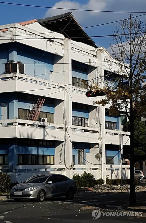 (서울=연합뉴스) 15일 오후 2시 29분께 경북 포항시 북구 북쪽 6㎞ 지점에서 규모 5.4 지진이 발생했다.       포항 옛 문화원 건물이 일부 파손돼 있다.  [독자 제공=연합뉴스]       photo@yna.co.kr
