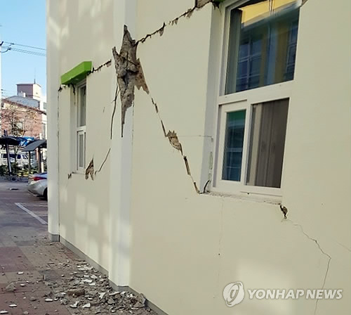 (포항=연합뉴스) 15일 발생한 지진으로 경북 포항 한 초등학교 건물 기둥과 벽 일부가 금이 가거나 부서져 있다. 2017.11.15 [독자 제공=연합뉴스]