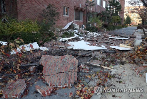 (포항=연합뉴스) 김용태 기자 = 15일 포항에서 발생한 지진으로 한동대학교의 한 건물 외벽이 무너져 내려 파편이 뒹굴고 있다. 2017.11.15