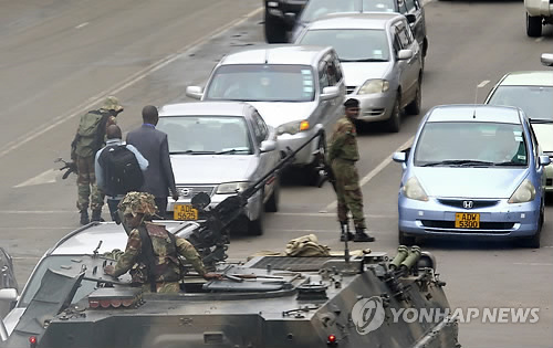 (하라레 AP=연합뉴스) 군부 쿠데타가 발생한 짐바브웨 수도 하라레에서 15일(현지시간) 무장군인들이 거리를 순찰하고 있다.      ymarshal@yna.co.kr