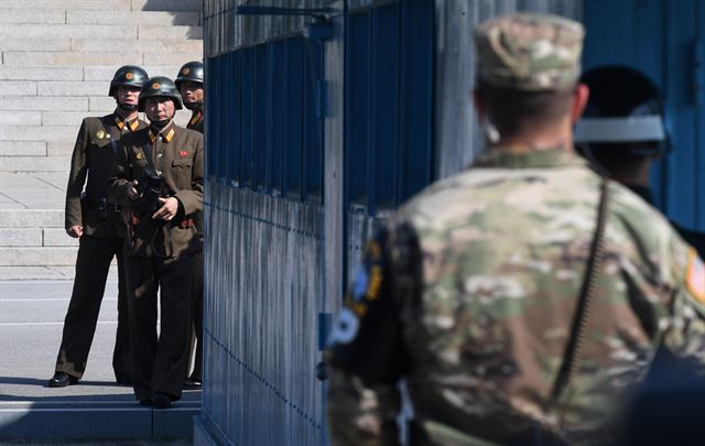 한미 국방장관이 경기도 파주 판문점 공동경비구역(JSA)에서 대북 메시지를 발표한 지난달 27일 오후 북한 병사들이 남측을 바라보고 있다. 한국일보