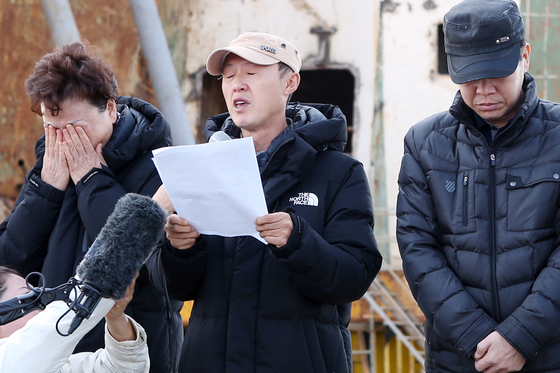 세월호 미수습자 가족들이 오는 18일 목포신항을 떠나기로 했다. 16일 오후 목포신항 철재부두에서 열린 미수습자 가족 기자회견에서 남현철군 아버지 남경원(가운데)씨가 "비통하고 힘들지만 이제 가족을 가슴에 묻기로 결정했다"고 말하며 눈물을 흘리고 있다. [연합뉴스]