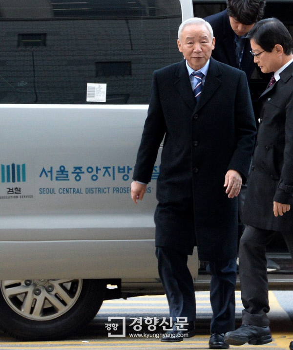 남재준 전 국가정보원장이 16일 오전 서울 서초동 서울중앙지법에서 열린 영장실질심사에 출석하기 위해 법정으로 향하고 있다. 김기남 기자 kknphoto@kyunghyang.com.