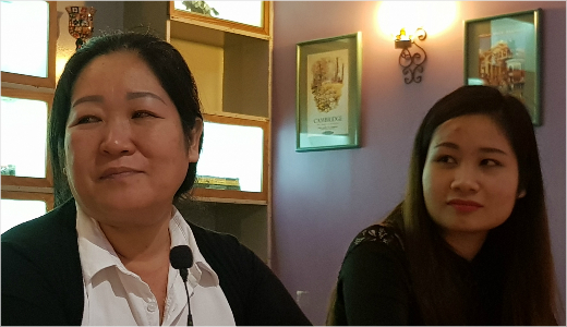 지난 2일 베트남 호찌민 시의 한 카페에 나온 평화기행단과 만난 한국계 혼혈인 응우옌 티 낌(47) 씨와 그의 딸 응우옌 티 투이응언(26) 씨(사진=김광일 기자)