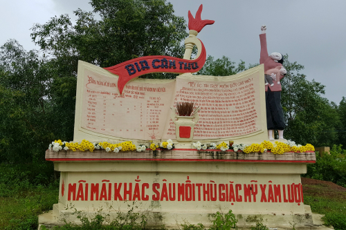 베트남 중부 꽝응아이성 빈호아사 입구에 세워진 한국군 증오비 (사진=김광일 기자)